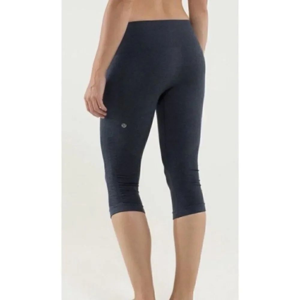 Lululemon In The Flow Crop II
Heathered Deep Coal Size 4